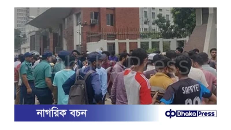 উপ-উপাচার্য শিক্ষকের প্রজ্ঞাপনের দাবিতে সচিবালয়ের সামনে অবস্থান নিয়েছে ঢাবি শিক্ষার্থীরা