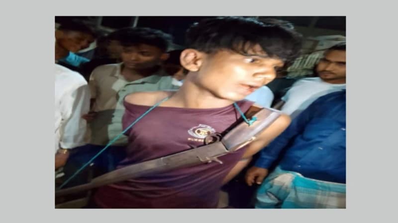 কক্সবাজারের উখিয়ায় অস্ত্রসহ রোহিঙ্গা সন্ত্রাসী আটক।