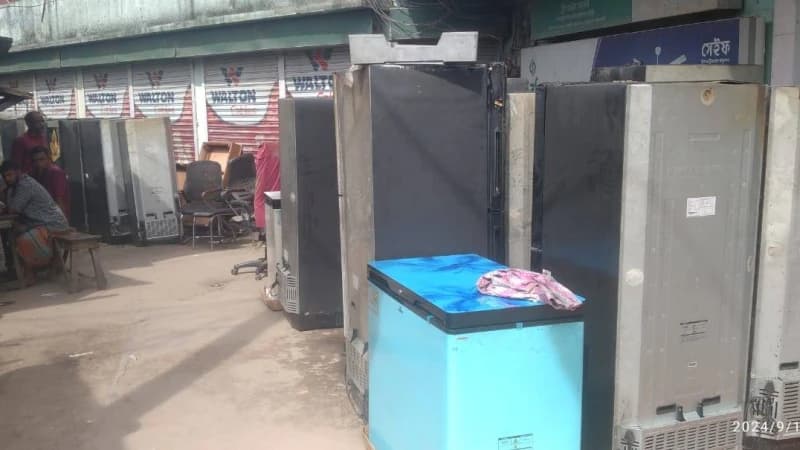 রামচন্দ্রপুর বাজারে ফ্রিজের দোকানে আগুন ১ কোটি টাকার মালামাল পুড়ে ছাই 