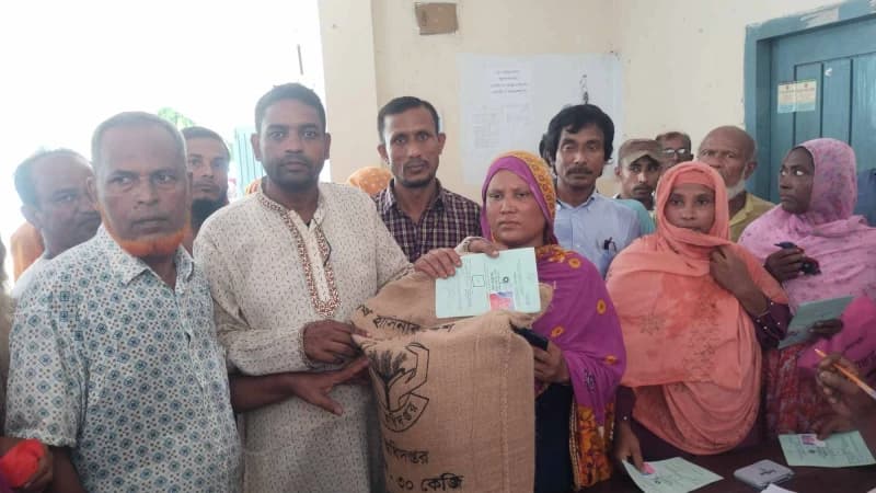 লাশবাড়ীর মহদীপুর ইউনিয়নে ৩৬০ পরিবারের মাজে ভিজিডির চাল বিতরন 