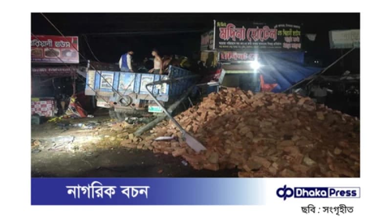 চট্টগ্রামে ভয়াবহ সড়ক দুর্ঘটনা: দুই নিহত, অনেকে আহত