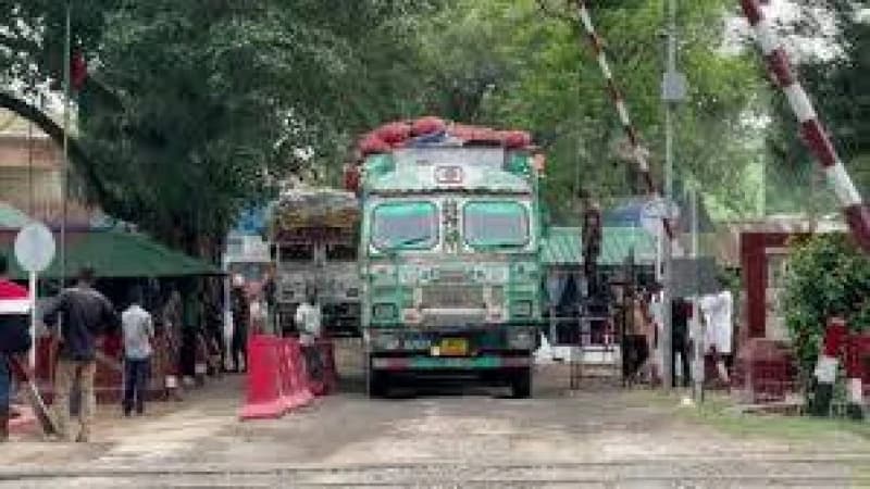 হিলি বন্দর দিয়ে আলু আমদানি শুরু: বাজার স্থিতিশীল করার উদ্যোগ