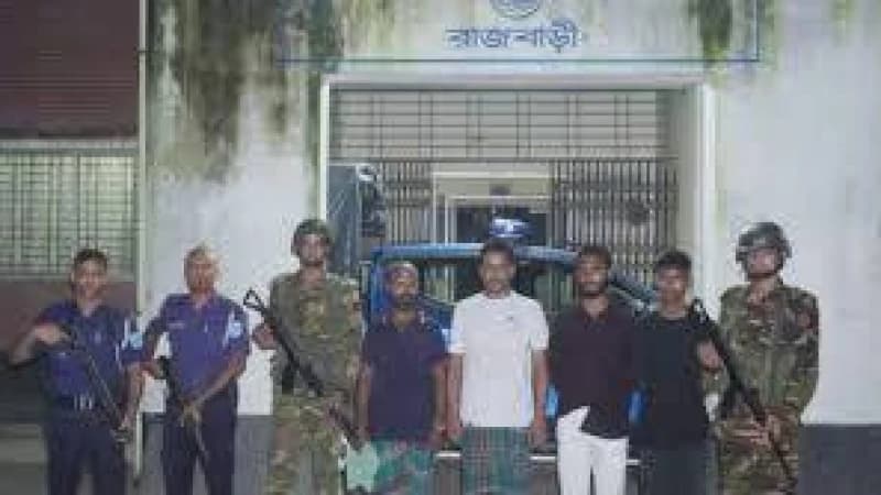রাজবাড়ীতে ব্যবসা প্রতিষ্ঠান লুটপাটের ঘটনা: চার গ্রেপ্তার
