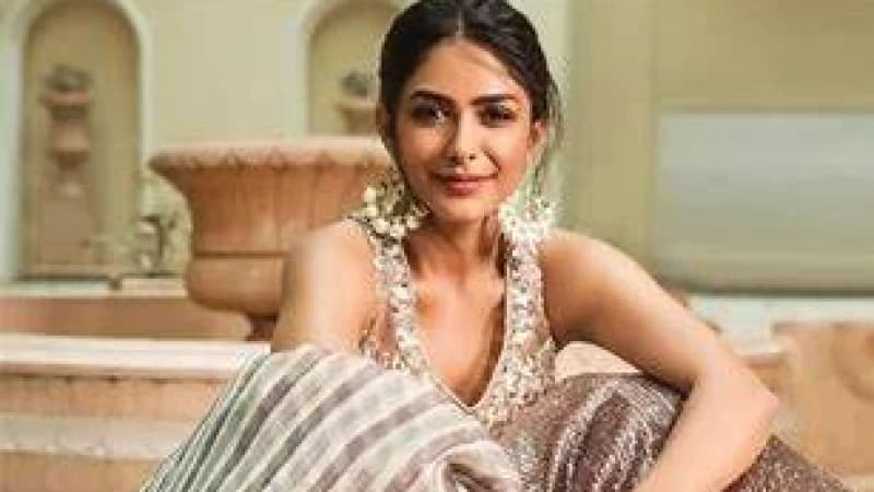 প্রথমবারের মতো ‘কান চলচ্চিত্র উৎসবে’ ম্রুনাল ঠাকুর