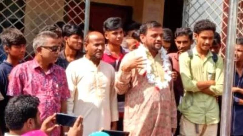 ফুলেল শুভেচ্ছায় সিক্ত পদত্যাগ দাবী করা সেই প্রধান শিক্ষক