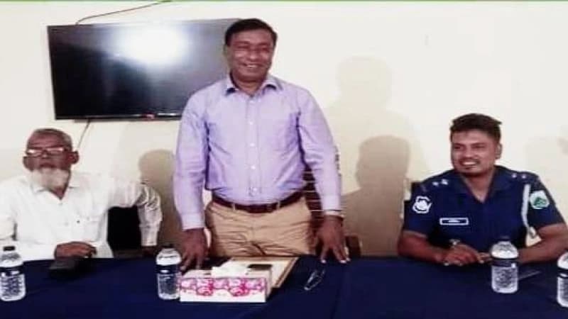 চাঁপাইনবাবগঞ্জের গোমস্তাপুর থানার নবাগত অফিসার ইনচার্জ এর সাংবাদিকদের নিয়ে মতবিনিময়