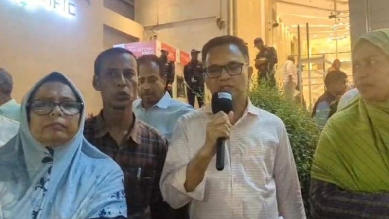 চাকরি পূনর্বহালের দাবিতে শ্রমিক কর্মচারীদের মানববন্ধন