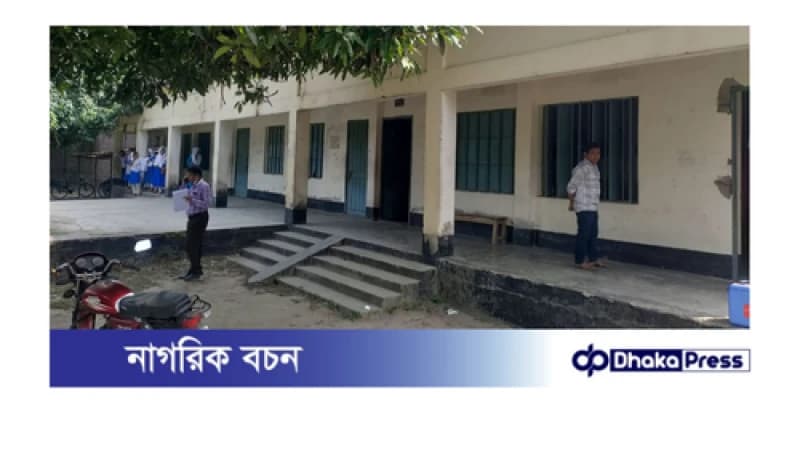 চারঘাটে প্রধান শিক্ষকের বিরুদ্ধে অনিয়ম ও দুর্নীতির অভিযোগ: দীর্ঘদিন অনুপস্থিত বিদ্যালয়ে