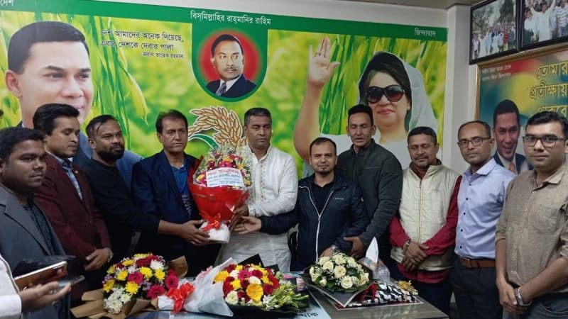 উত্তরা প্রেসক্লাবের পক্ষে বিএনপি নেতা এসএম জাহাঙ্গীরকে ফুলেল শুভেচছা 
