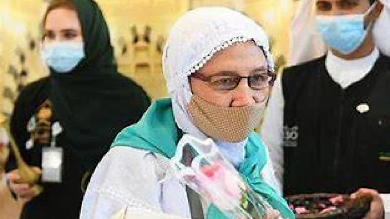 জেদ্দায় হজযাত্রীদের ফুল ও খেজুর দিয়ে বরণ