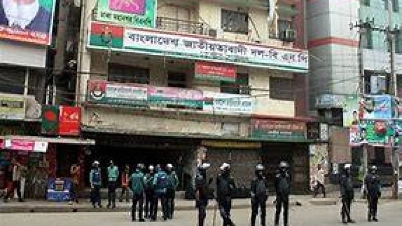 রাজশাহীতে বিএনপির কার্যালয় ঘিরে রেখেছে পুলিশ