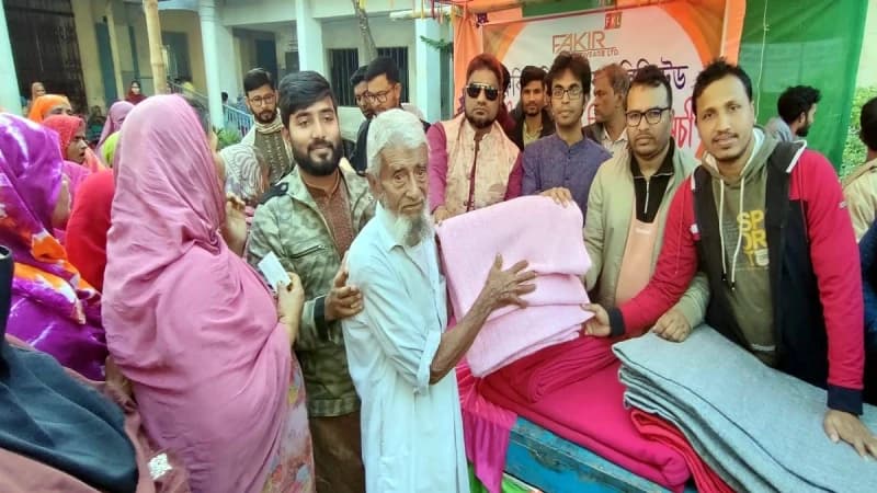 রাণীনগরে শাহ্জালাল ইসলামী ব্যাংকের শীতবস্ত্র বিতরণ