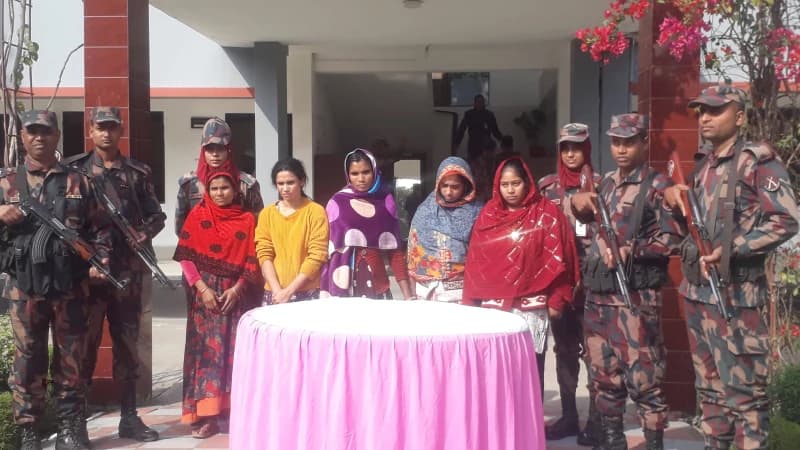 অবৈধভাবে ভারত থেকে আসার সময় সাতক্ষীরা সীমান্তে নারী ও শিশু সহ আটক ১০