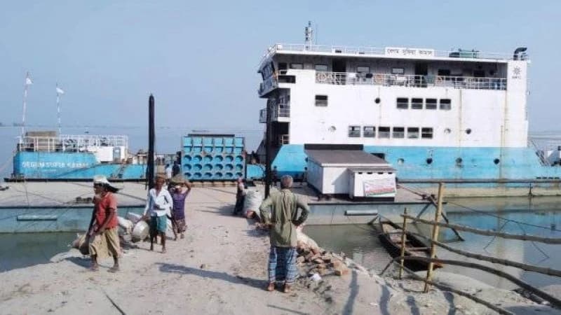আবারো নাব্যতা সংকটে চিলমারী-রৌমারী ফেরি চলাচল বন্ধ