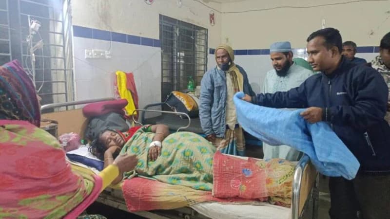 কুড়িগ্রামের হাসপাতালে হঠাৎ কম্বল নিয়ে হাজির ইউএনও