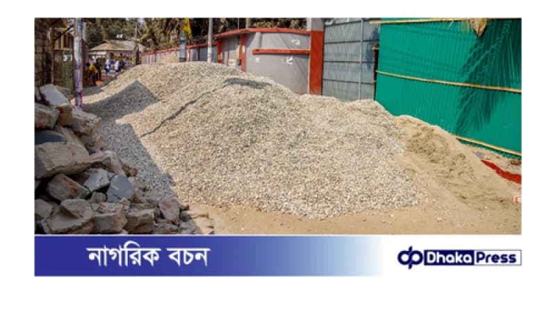 নির্মাণ সামগ্রী দিয়ে মাতৃ সদনের রাস্তা বন্ধ, চরম দুর্ভোগে মানুষ
