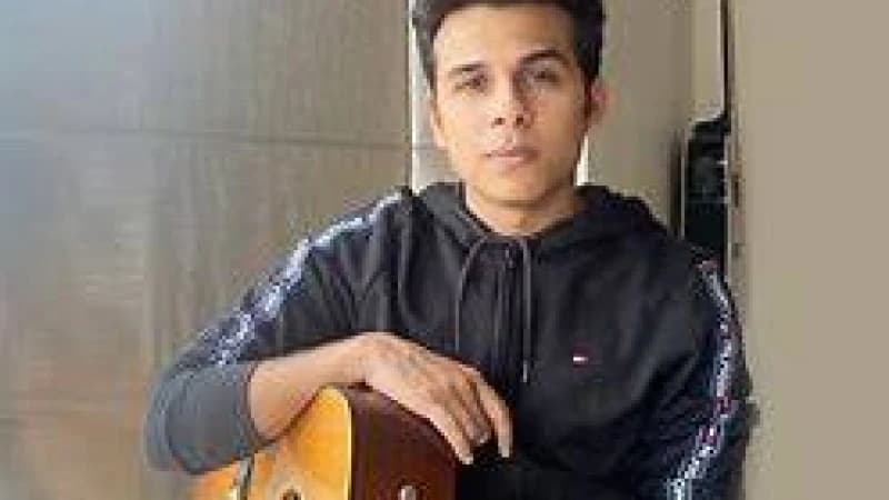 অনুব জৈন গান গাইলেন ঢাকায়