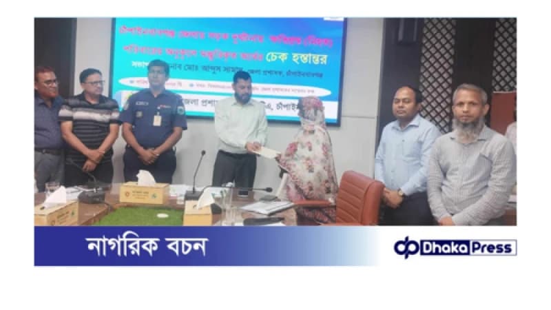 চাঁপাইনবাবগঞ্জে সড়ক দুর্ঘটনায় নিহত ব্যক্তির পরিবারের কাছে বিআরটিএর চেক হস্তান্তর  