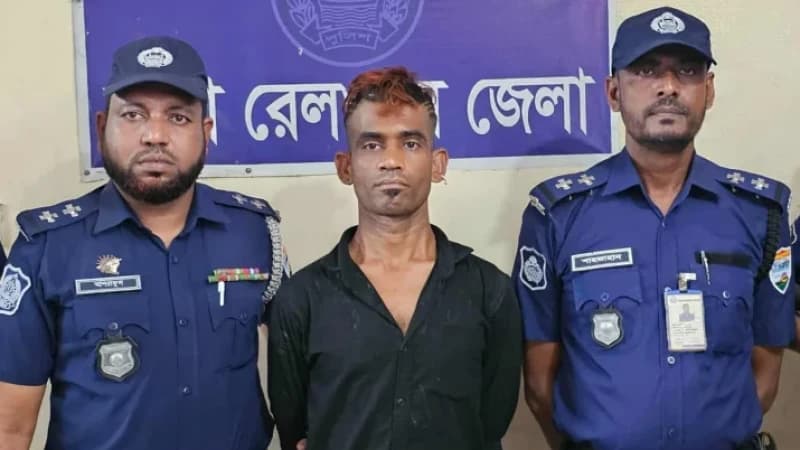 কমলাপুর স্টেশনে চাপাতি হাতে ভাইরাল যুবক আটক