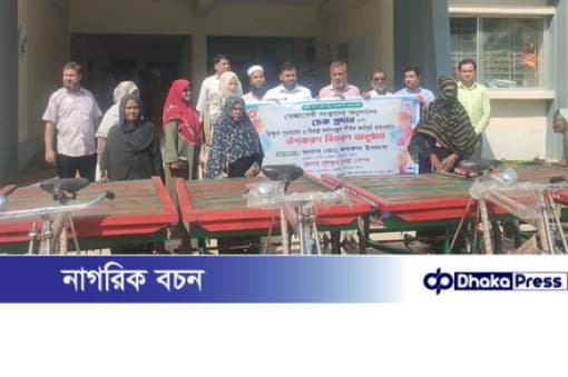 সীতাকুণ্ডে চার ভিক্ষুককে ভ্যান রিকশা প্রদান