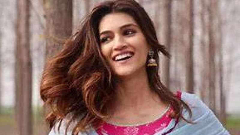 রামায়ণ জড়িয়ে  সীতা রূপী কৃতি বিতর্কিত