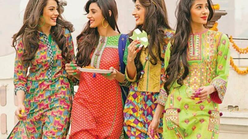 অফিস শিডিউল শেষে নিমন্ত্রণ রক্ষায়