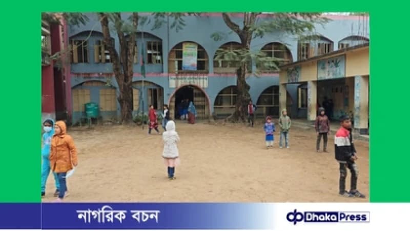 নতুন বছরে নতুন বই হাতে পেয়ে উচ্ছ্বাসিত শিক্ষার্থীরা