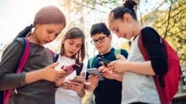 ফ্রান্সে ১৫ বছরের কম বয়সীদের জন্...