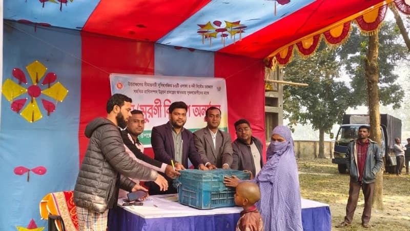 রাজীবপুরে প্রান্তিক খামারিদের মাঝে উন্নত জাতের মোরগ-মুরগি বিতরণ