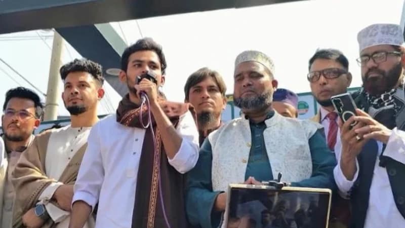 আগে বাস থেকে নামুন, দেশকে চিনুন: তারেক রহমানকে আসিফ মাহমুদ