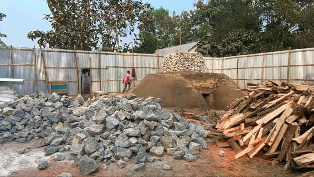 মুরাদনগরে আবাসিক এলাকায় অবৈধ চুন কারখানা: নিষেধাজ্ঞা উপেক্ষা করে ছড়াচ্ছে বিষাক্ত ধোঁয়া, ঝুঁকিতে জনস্বাস্থ্য