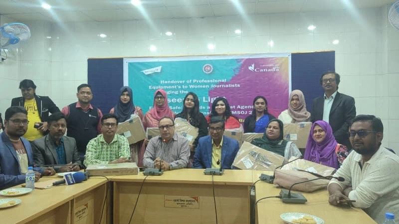 আশার আলোয় ফিরছে নারী সাংবাদিকতা: ৯ নারী সাংবাদিক পেলেন ল্যাপটপ