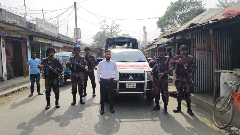 নির্বাচনকালীন আইনশৃঙ্খলা রক্ষায় মুরাদনগরে যৌথবাহিনীর টহল