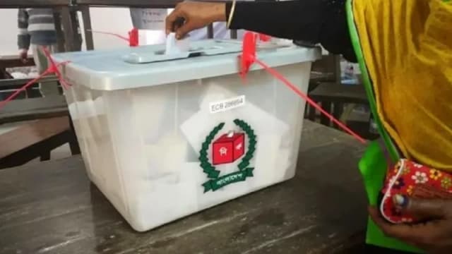 রিটার্নিং কর্মকর্তাদের হাতে পৌঁছেছে পৌনে ৫ লাখ পোস...