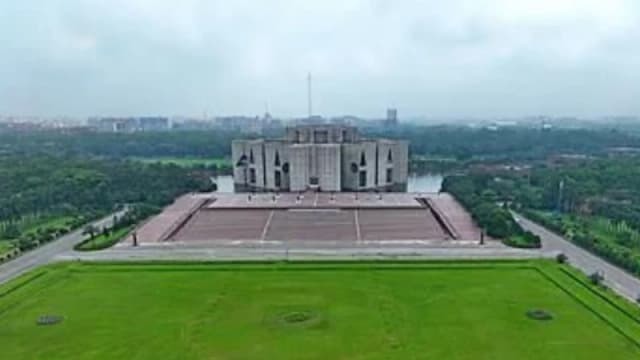 গণতন্ত্রের নতুন মহাকাব্য: বঙ্গভবন ছেড়ে সংসদ প্রাঙ্গণে শপ...