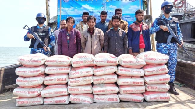 সেন্টমার্টিনের সাগরে অভিযান, সিমেন্টসহ আটক ৮