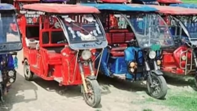 টেকনাফের বিভিন্ন এলাকায় টমটম চালকদের বিরুদ্ধে মানব...