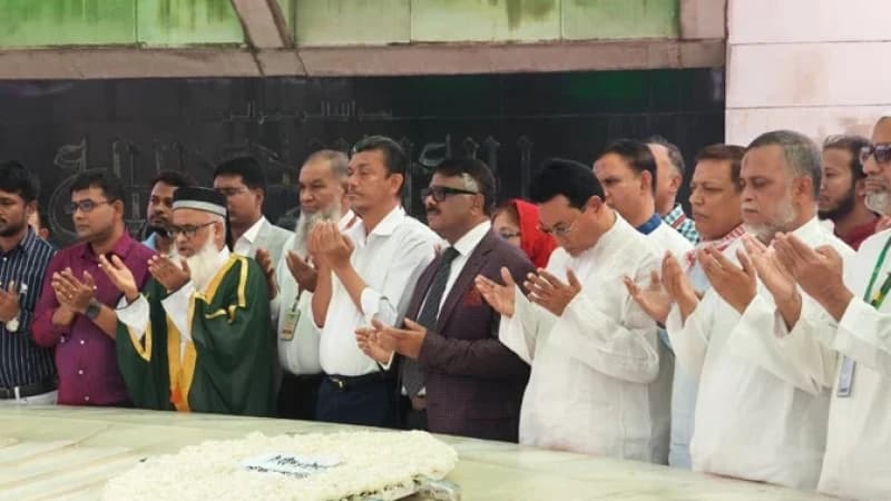 জিয়াউর রহমান ও খালেদা জিয়ার সমাধিতে হুইপদের শ্রদ্ধা