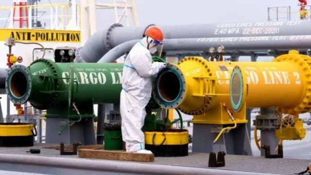 তেল শোধনাগারগুলোকে রপ্তানি স্থগি...