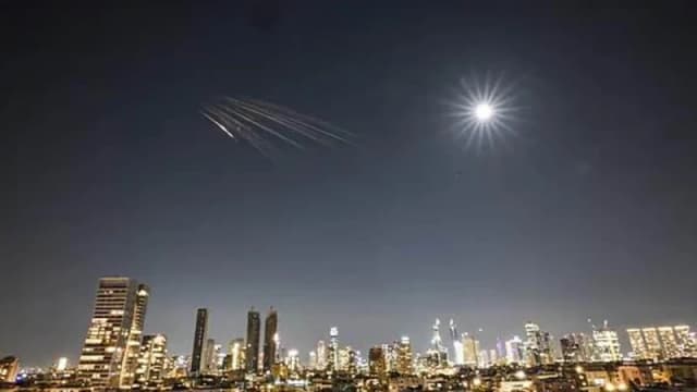 আগুনের বৃষ্টি ও বাংকারে বন্দি জী...