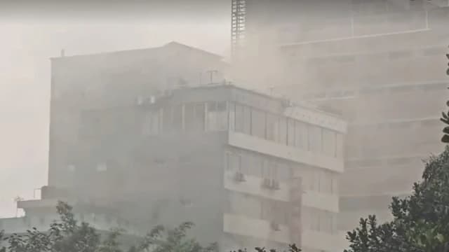 মিরপুরে বহুতল ভবনে আগুন, নিয়ন্ত্রণে কাজ করছে ফায়ার সার্ভিসের ৪ ইউনিট