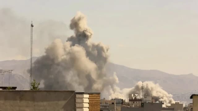 ইসরাইলের ওপর ক্ষেপণাস্ত্র হামলার...