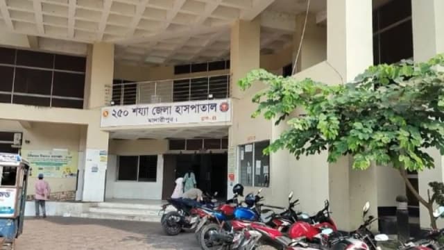 ​মাদারীপুরে দাদা ও নাতির বিরুদ্ধে কিশোরীকে ধর্ষণের অভিযো...