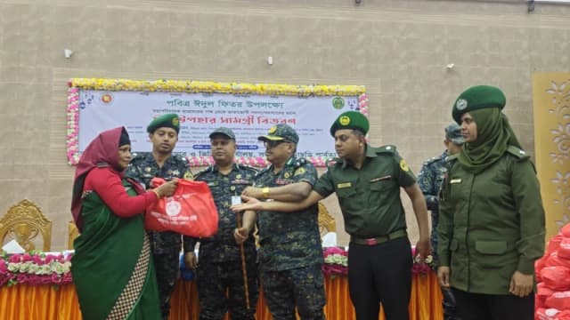 খাগড়াছড়িতে আনসার ও ভিডিপি ভাতাভোগীদের মাঝে ঈদ উপহার সামগ...