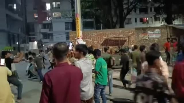 মধ্যরাতে রণক্ষেত্র উত্তরা: শপিং কমপ্লেক্স ঘেরাও ও ভাঙচুর, পুলিশের সঙ্গে ধাওয়া-পাল্টা ধাওয়া