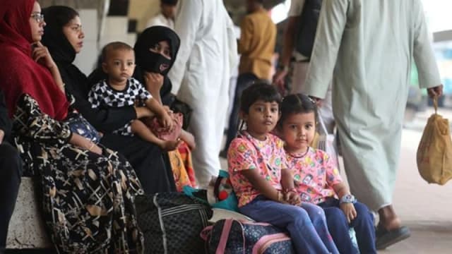 আগেভাগেই ঢাকা ছাড়ছেন ঘরমুখো মানুষ, বাড়তি ভাড়ার অভিযোগ