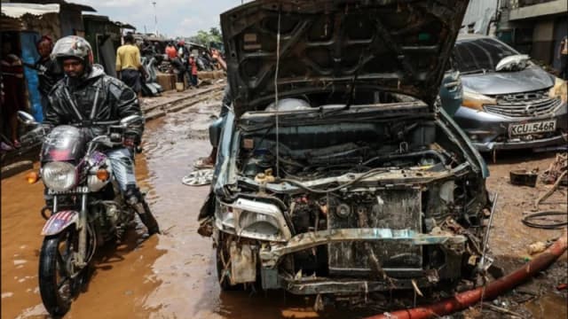 ভারী বৃষ্টি ও বন্যায় বিপর্যস্ত ক...