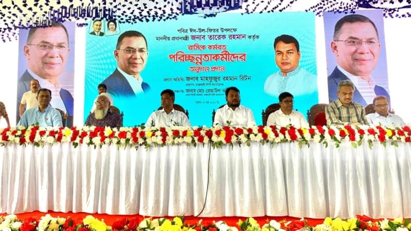 রাসিকে পরিচ্ছন্নকর্মীদের মাঝে তারেক রহমানের পক্ষ থেকে ঈদ উপহার বিতরণ