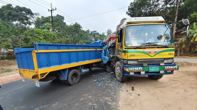 কক্সবাজার টেকনাফ সড়কে দুই ট্রাকের মুখোমুখি সংঘর্ষ...