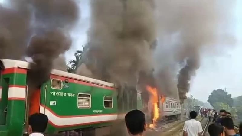 ঢাকাগামী চট্টলা এক্সপ্রেসে অগ্নিকাণ্ড, পুড়ে গেছে দুটি বগি; কারণ নিয়ে ধোঁয়াশা